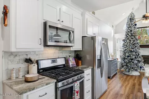 Kitchen - 513 Windsor Dr, Brandon, MS 39047 photo 3 of 6