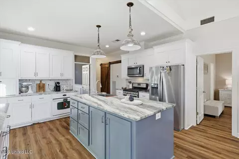 Kitchen - 513 Windsor Dr, Brandon, MS 39047 photo 5 of 6
