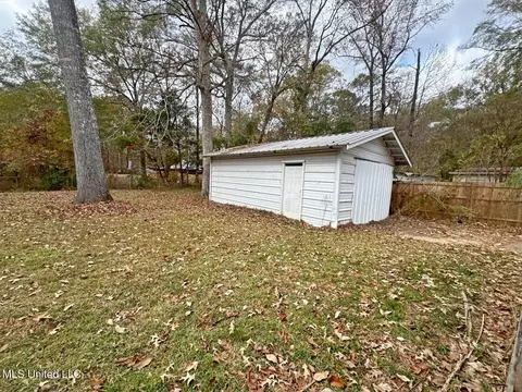 Exterior - 217 Harbor Ln, Brandon, MS 39047 photo 5 of 6