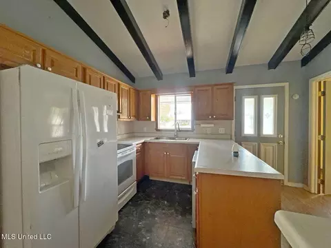 Kitchen - 217 Harbor Ln, Brandon, MS 39047 photo 4 of 5