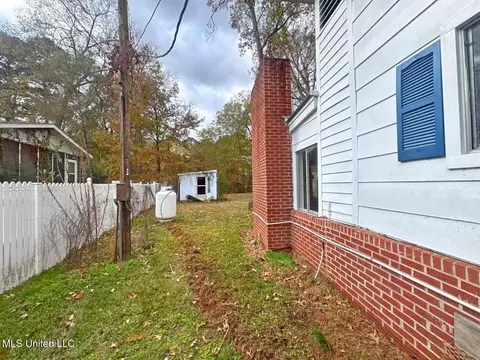 Exterior - 217 Harbor Ln, Brandon, MS 39047 photo 4 of 6