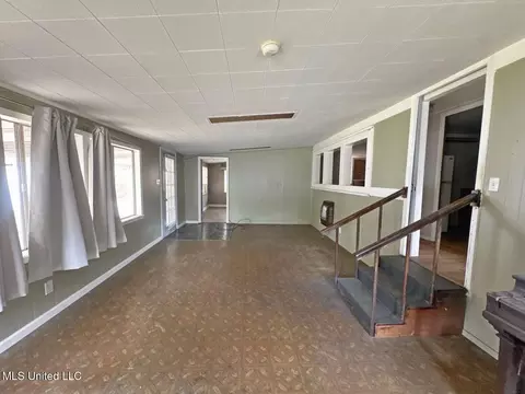 Living - 217 Harbor Ln, Brandon, MS 39047 photo 5 of 8