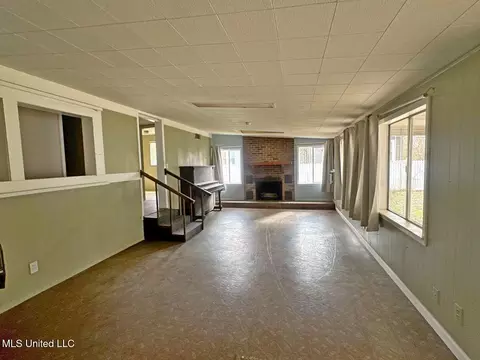 Living - 217 Harbor Ln, Brandon, MS 39047 photo 1 of 8