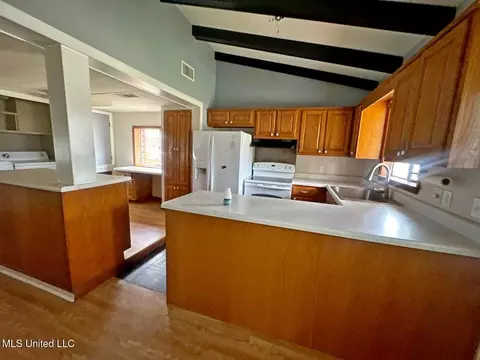 Kitchen - 217 Harbor Ln, Brandon, MS 39047 photo 2 of 5