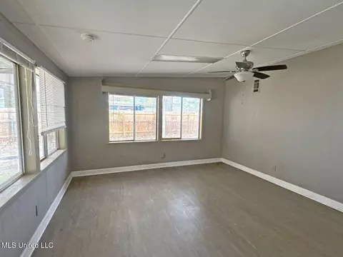 Living - 217 Harbor Ln, Brandon, MS 39047 photo 2 of 8
