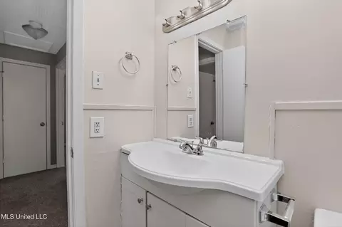 Bath - 2446 Overbrook Dr, Jackson, MS 39213 photo 1 of 3