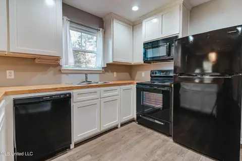 Kitchen - 196 Easley Rd #D, Lucedale, MS 39452 photo 2 of 2