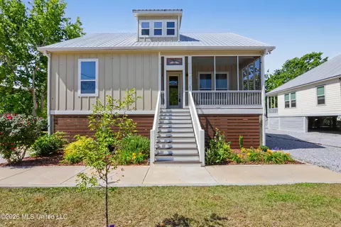 105 Adrienne Ct, Waveland, MS 39576