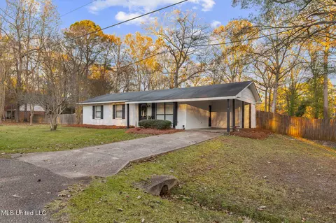 1005 N Raintree Dr, Pelahatchie, MS 39145