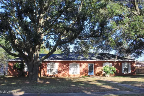 2104 Sandalwood Pl, Gautier, MS 39553