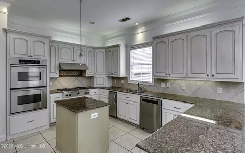 Kitchen - 401 Kingsbridge Rd, Madison, MS 39110 photo 2 of 7