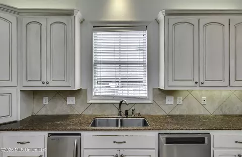 Kitchen - 401 Kingsbridge Rd, Madison, MS 39110 photo 6 of 7