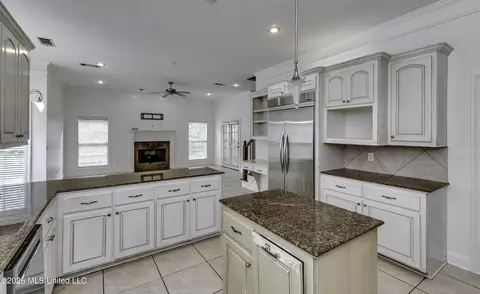 Kitchen - 401 Kingsbridge Rd, Madison, MS 39110 photo 4 of 7