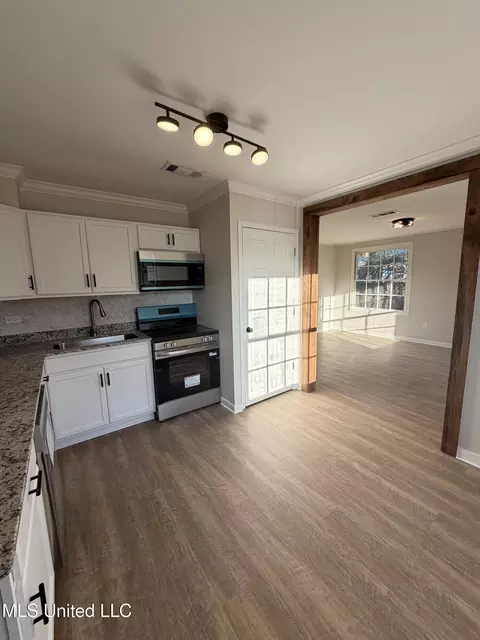Kitchen - 3 Maplewood Ln, Natchez, MS 39120 photo 2 of 5