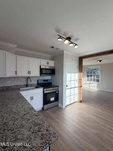 Kitchen - 3 Maplewood Ln, Natchez, MS 39120 photo 5 of 5