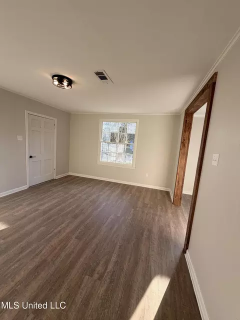 Living - 3 Maplewood Ln, Natchez, MS 39120 photo 2 of 2