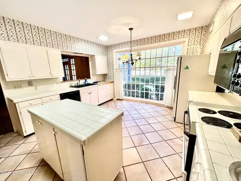 Kitchen - 400 Charles St, Brookhaven, MS 39601 photo 3 of 4