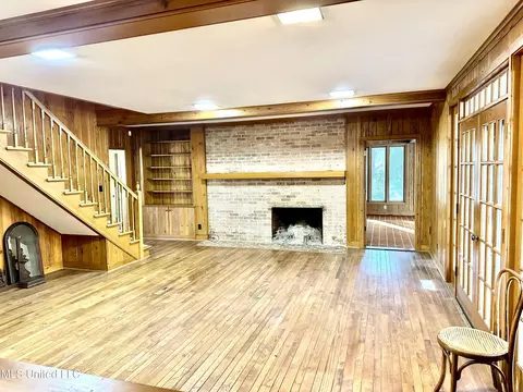 Living - 400 Charles St, Brookhaven, MS 39601 photo 2 of 3