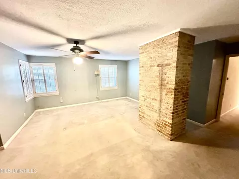 Living - 400 Charles St, Brookhaven, MS 39601 photo 1 of 3