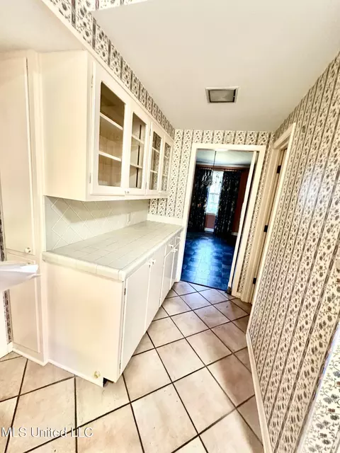 Entry Way - 400 Charles St, Brookhaven, MS 39601 photo 4 of 5