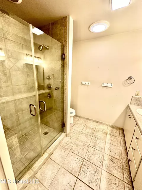 Bath - 400 Charles St, Brookhaven, MS 39601 photo 2 of 7
