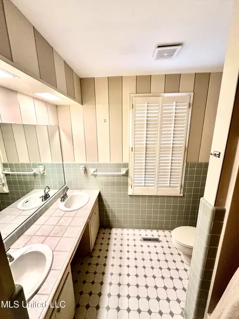 Bath - 400 Charles St, Brookhaven, MS 39601 photo 6 of 7