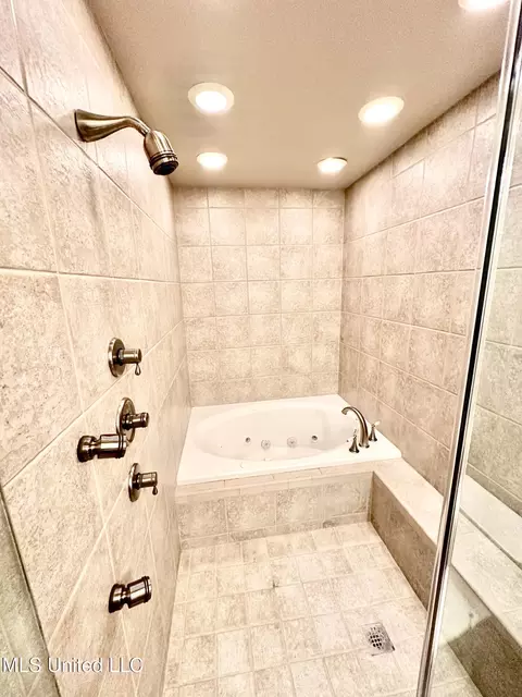 Bath - 400 Charles St, Brookhaven, MS 39601 photo 7 of 7