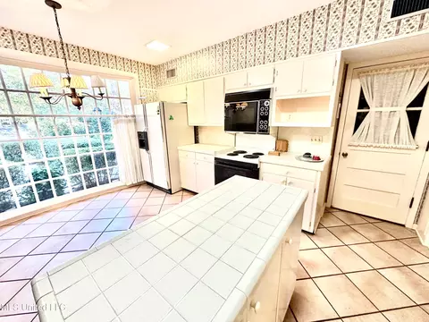 Kitchen - 400 Charles St, Brookhaven, MS 39601 photo 2 of 4