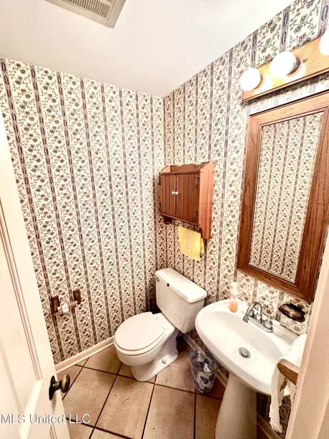 Bath - 400 Charles St, Brookhaven, MS 39601 photo 4 of 7