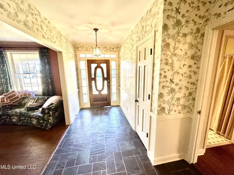 Entry Way - 400 Charles St, Brookhaven, MS 39601 photo 1 of 5