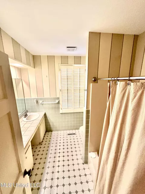 Bath - 400 Charles St, Brookhaven, MS 39601 photo 5 of 7