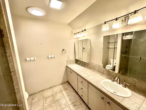 Bath - 400 Charles St, Brookhaven, MS 39601 photo 3 of 7
