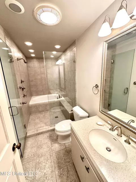 Bath - 400 Charles St, Brookhaven, MS 39601 photo 1 of 7