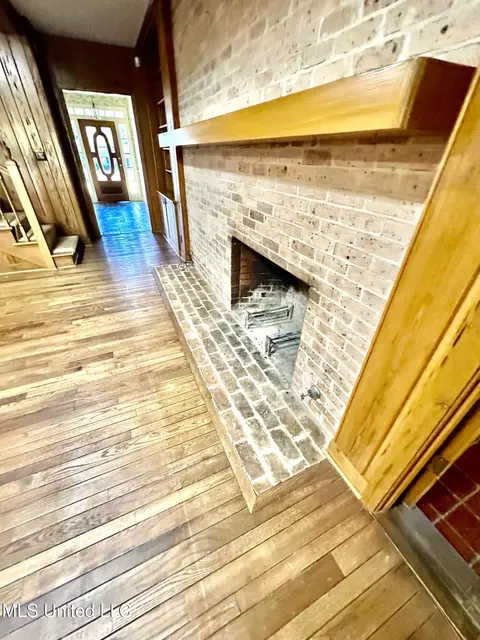 Entry Way - 400 Charles St, Brookhaven, MS 39601 photo 5 of 5