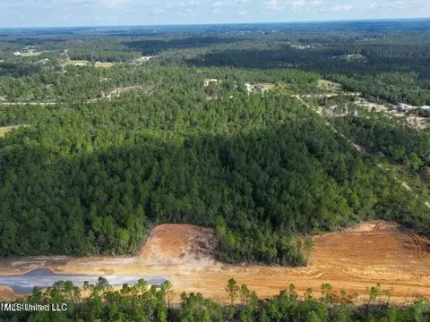 2 Whitfield Dr, Kiln, MS 39556