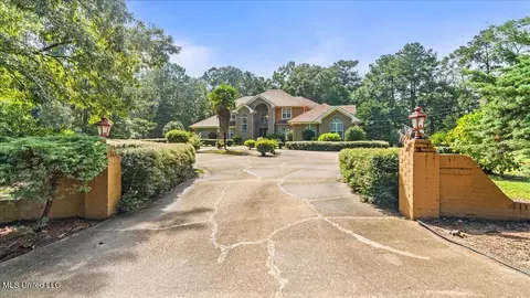 1025 Michael Dr, Mccomb, MS 39648