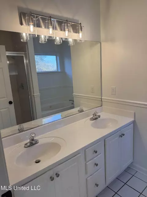 Bath - 187 Cross Creek Dr, Hernando, MS 38632 photo 1 of 3