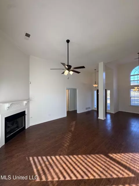 Living - 187 Cross Creek Dr, Hernando, MS 38632 photo 2 of 3