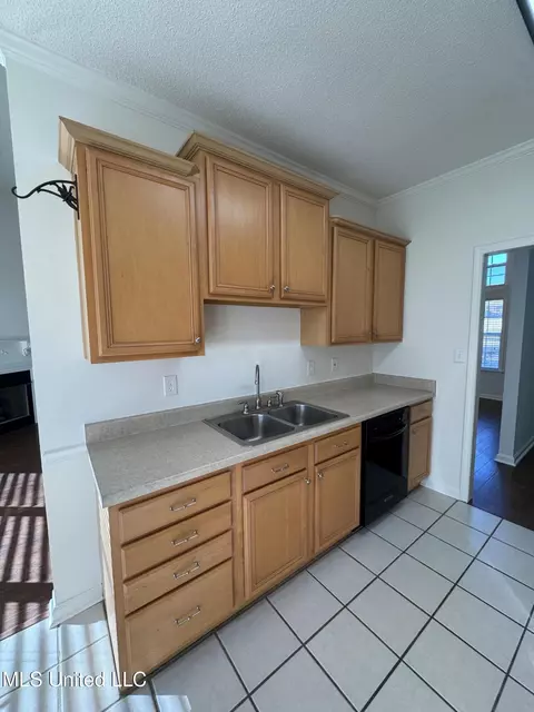 Kitchen - 187 Cross Creek Dr, Hernando, MS 38632 photo 2 of 3