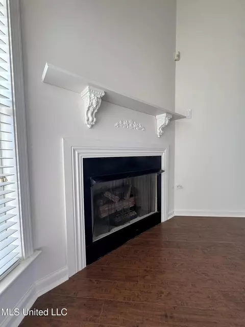 Living - 187 Cross Creek Dr, Hernando, MS 38632 photo 3 of 3