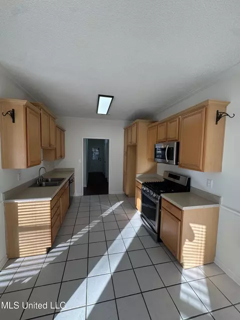 Kitchen - 187 Cross Creek Dr, Hernando, MS 38632 photo 1 of 3