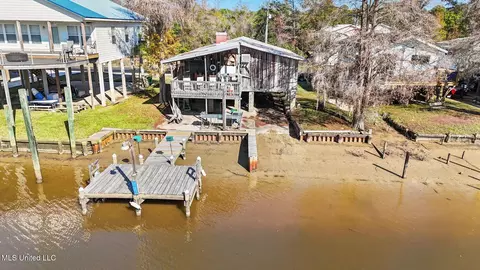 9277 Riverlodge Dr, Moss Point, MS 39562