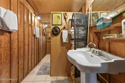 Bath - 9277 Riverlodge Dr, Moss Point, MS 39562 photo 1 of 2
