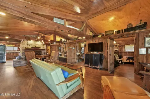 Living - 9277 Riverlodge Dr, Moss Point, MS 39562 photo 2 of 4