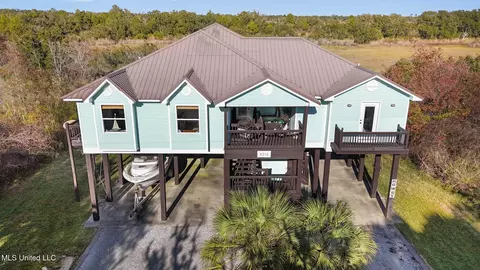 8216 Belle Fontaine Dr, Ocean Springs, MS 39564