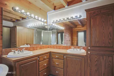 Bath - 17542 Jones Ln, Saucier, MS 39574 photo 4 of 5