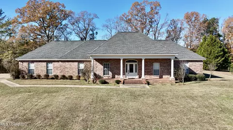 109 Grande Oaks Dr, Byram, MS 39272