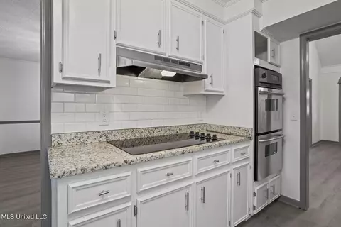Kitchen - 210 Haddon Cir, Brandon, MS 39047 photo 2 of 3