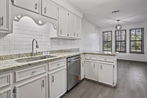 Kitchen - 210 Haddon Cir, Brandon, MS 39047 photo 3 of 3