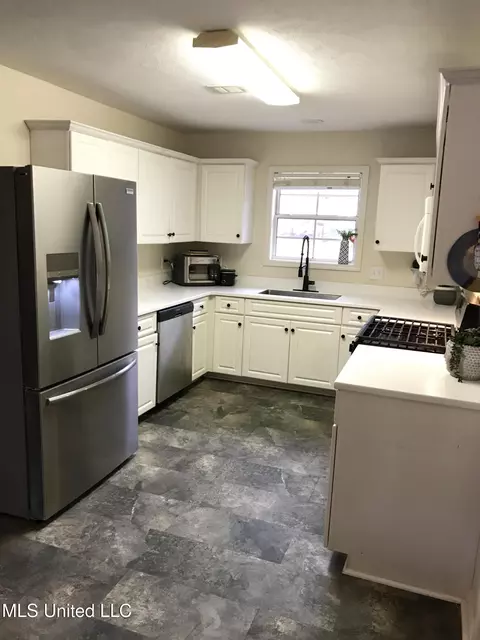 Kitchen - 311 Longleaf Dr, Flowood, MS 39232 photo 3 of 3